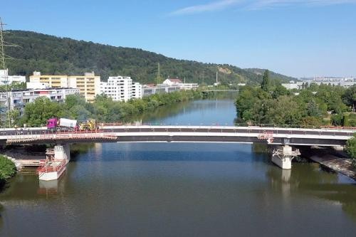 Blick auf die neue Mettinger Brücke über den Neckar