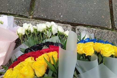 Blumensträuße in den Farben der ukrainischen und deutschen Flagge