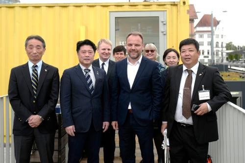 Foto der japanischen Delegation aus Tagawa mit Gastgeber EBM Ingo Rust