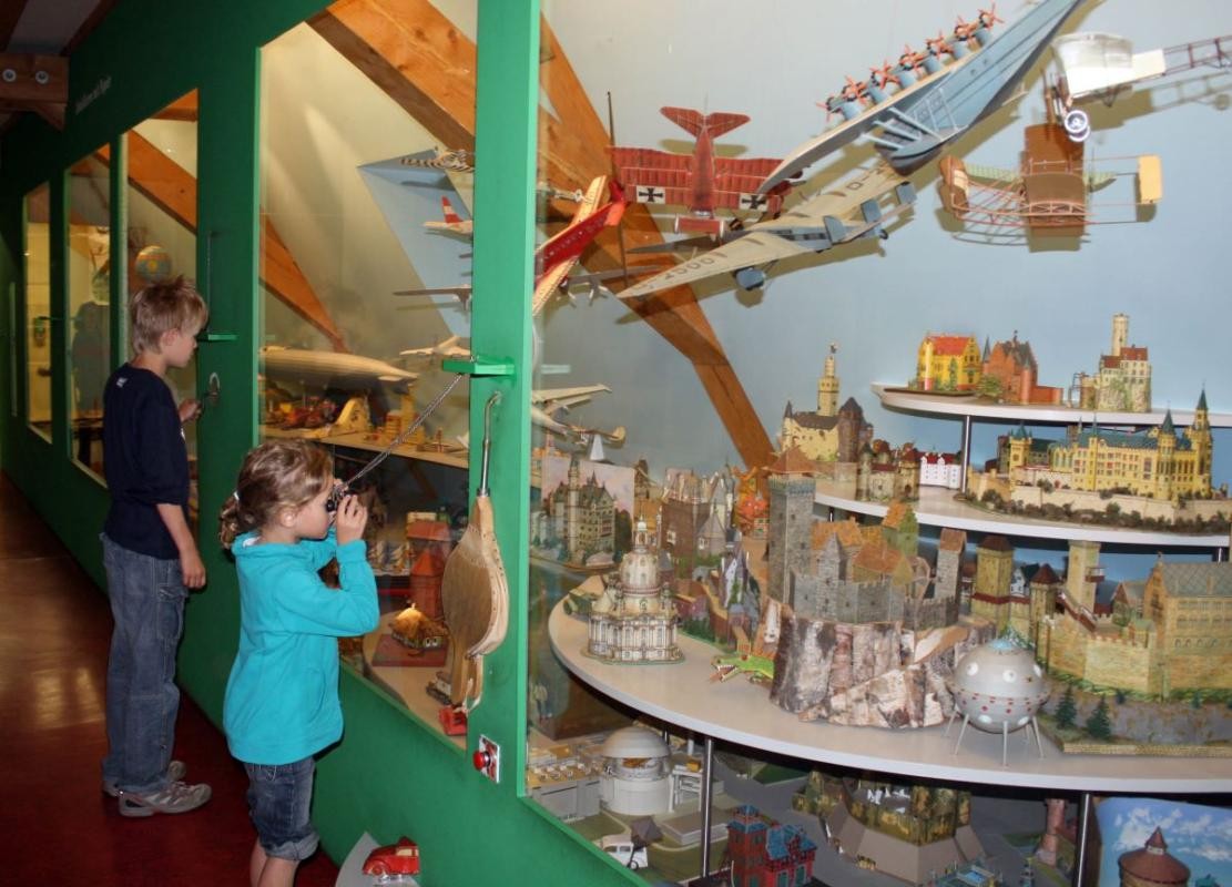 Kartonmodelle im J. F. Schreiber-Museum in Esslingen Kinder betrachten Kartonmodelle im Schreiber-Museum in Esslingen