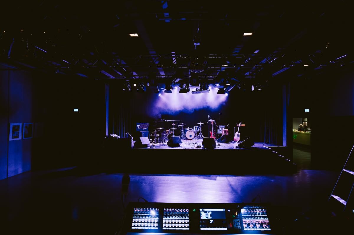 Konzertsaal der Dieselstrasse Bühne mit Beleuchtung