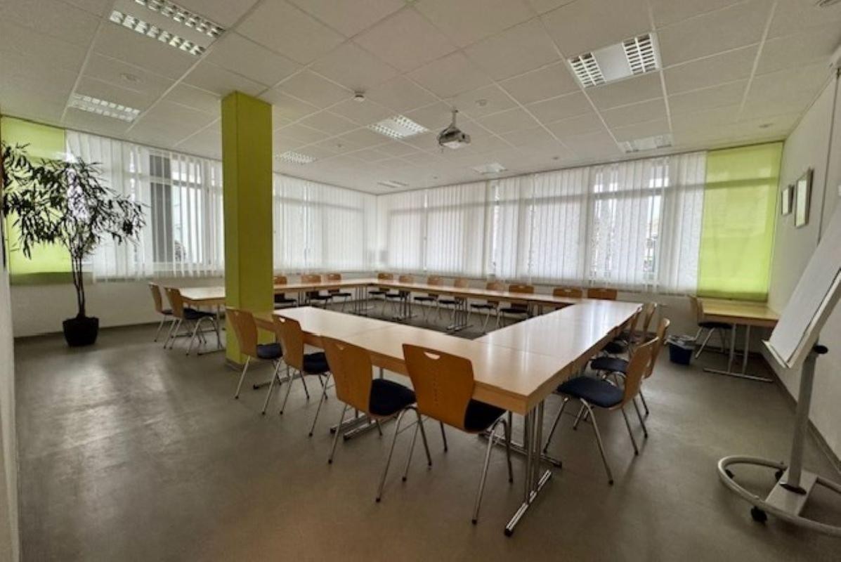 Großer raum Tisch mit stühle im Kreis