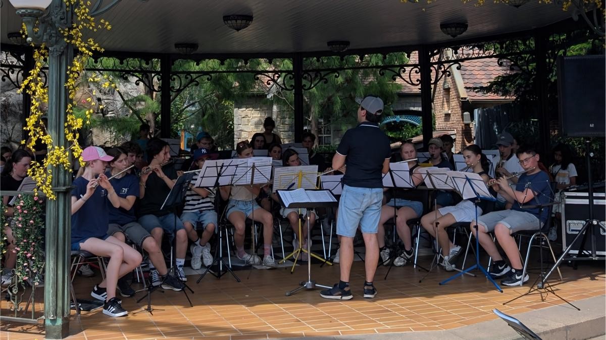 Blasorchester der Städtischen Musikschule Esslingen Ein Blasorchester im Freien unter einem Pavillon