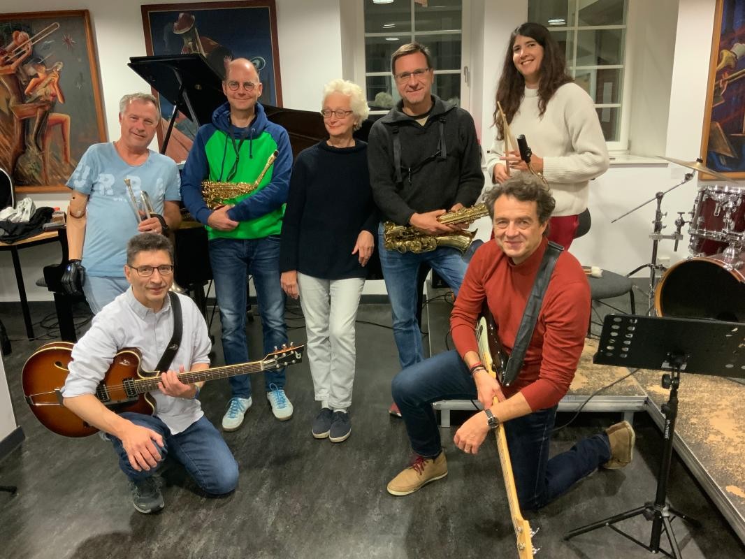 Die Mitglieder des Jazzlabors mit Instrumenten im Bandraum Die Mitglieder des Jazzlabors mit Instrumenten im Bandraum