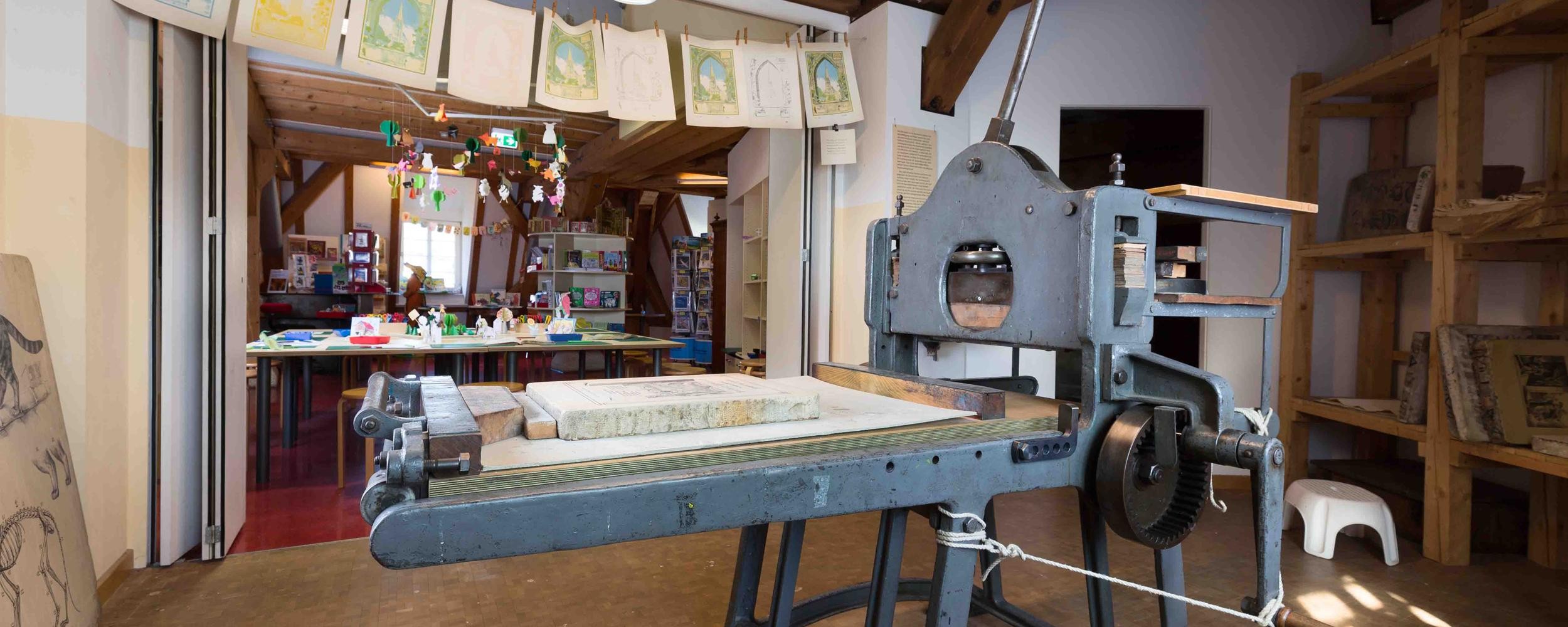 LIthopresse, Probedrucke und großer Bastelbereich. LIthopresse, Probedrucke und großer Bastelbereich.