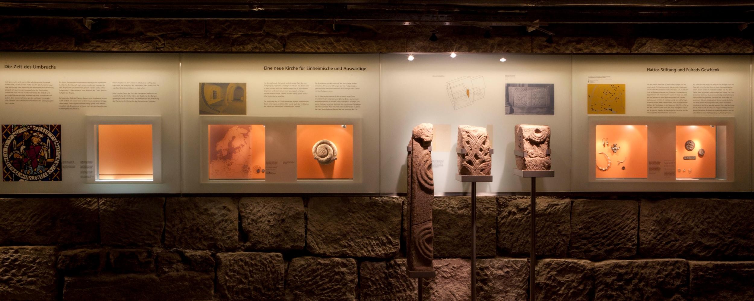 Vitrinen Sockel mit kleineren Ausgrabungsobjekten. Vitrinen Sockel mit kleineren Ausgrabungsobjekten.