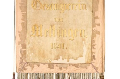 Rechteckige Vereinsfahne aus dem Jahr 1841 mit zwei seitlichen Quasten und goldener Beschriftung.