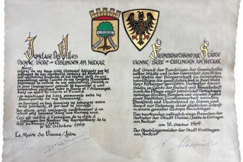 Farbig besticktes Mustertuch. Zu sehen sind verschiedene Muster, das Alphabet, römische und arabische Zahlen von eins bis zehn sowie die Aufschrift Arbeitsschule Esslingen.