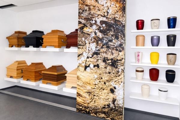 Ausstellung von Särgen und Urnen