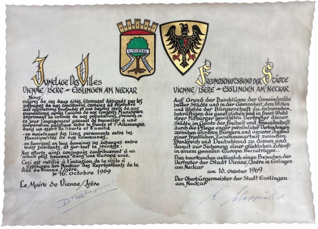Farbig besticktes Mustertuch. Zu sehen sind verschiedene Muster, das Alphabet, römische und arabische Zahlen von eins bis zehn sowie die Aufschrift Arbeitsschule Esslingen.