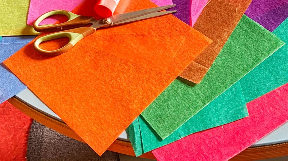 Mittwochsbasteln Sept 2026 Symbolbild Eine Schere und farbiges Papier.