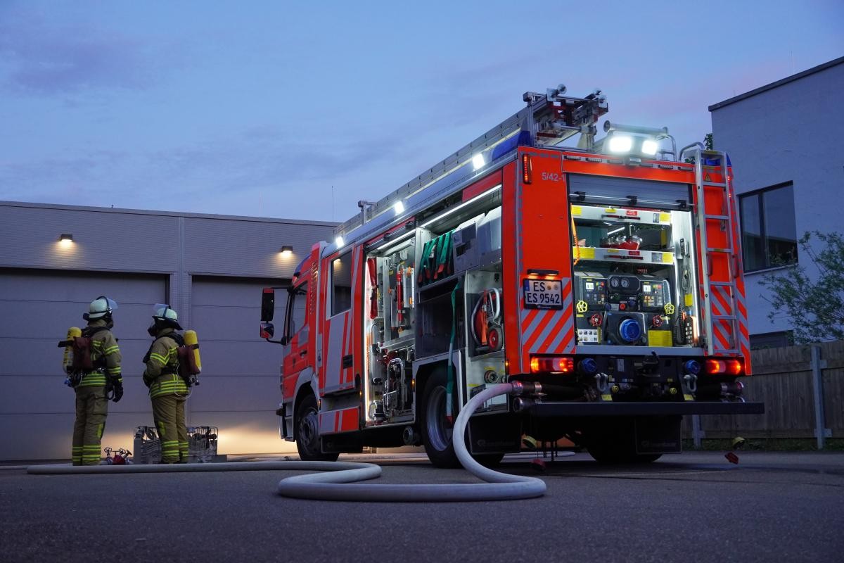 Feuerwehrleute in Bereitschaft vor Feuerwehrauto