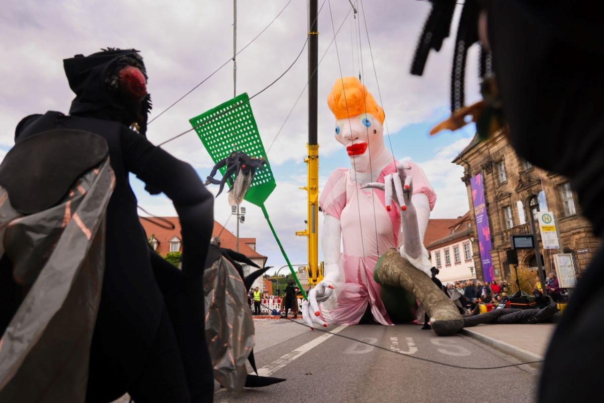 Kasper 2 © Erich Malter überdimensionale aufgeblasene Figur mit riesiger Fliegenklatsche an einem Kran im öffentlichen Raum auf einer Straße