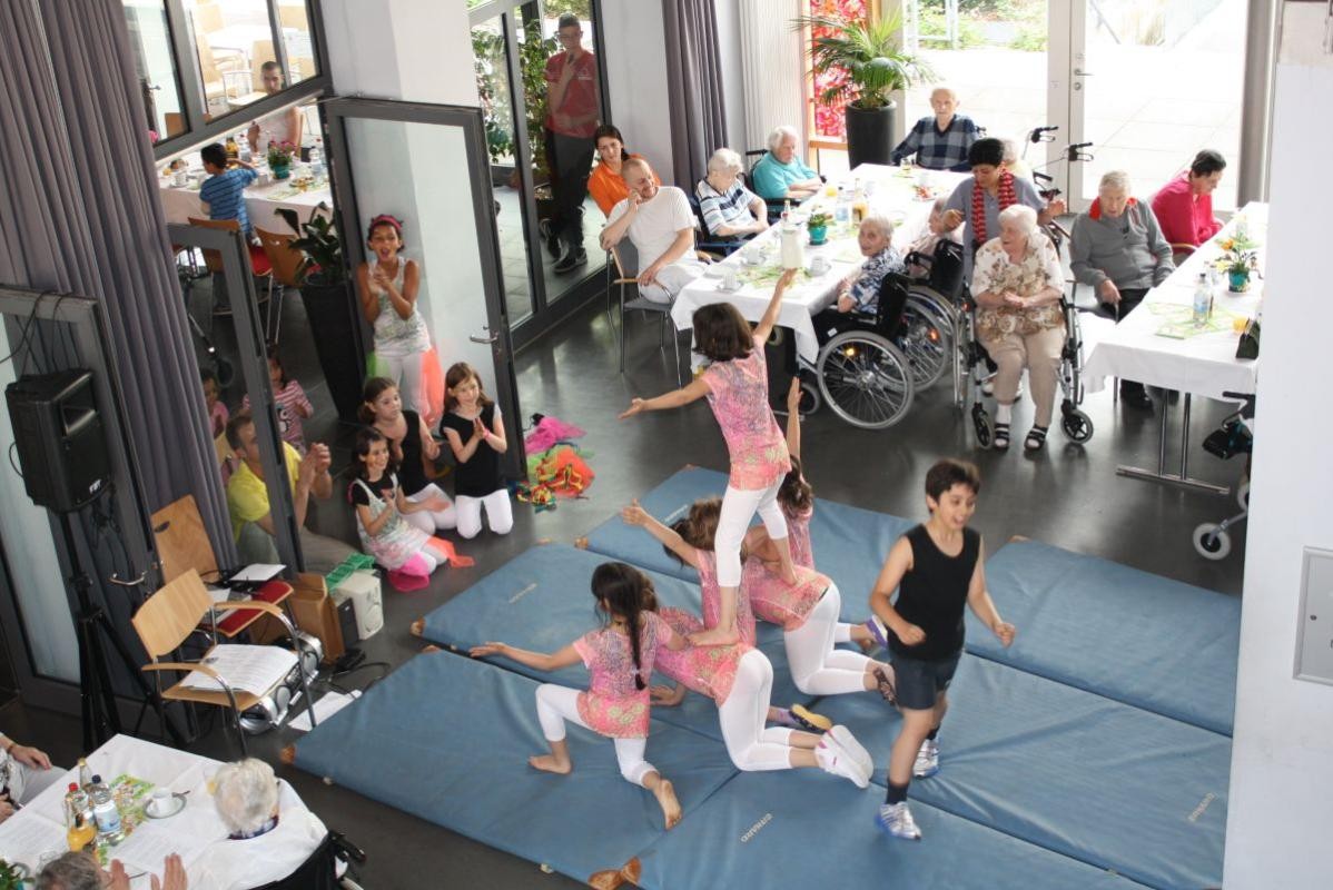 Sportliche Kinderaufführung im großen Saal 