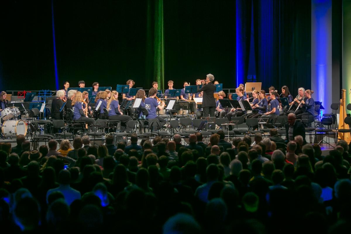 Blockflöten und Holzbläser musizieren