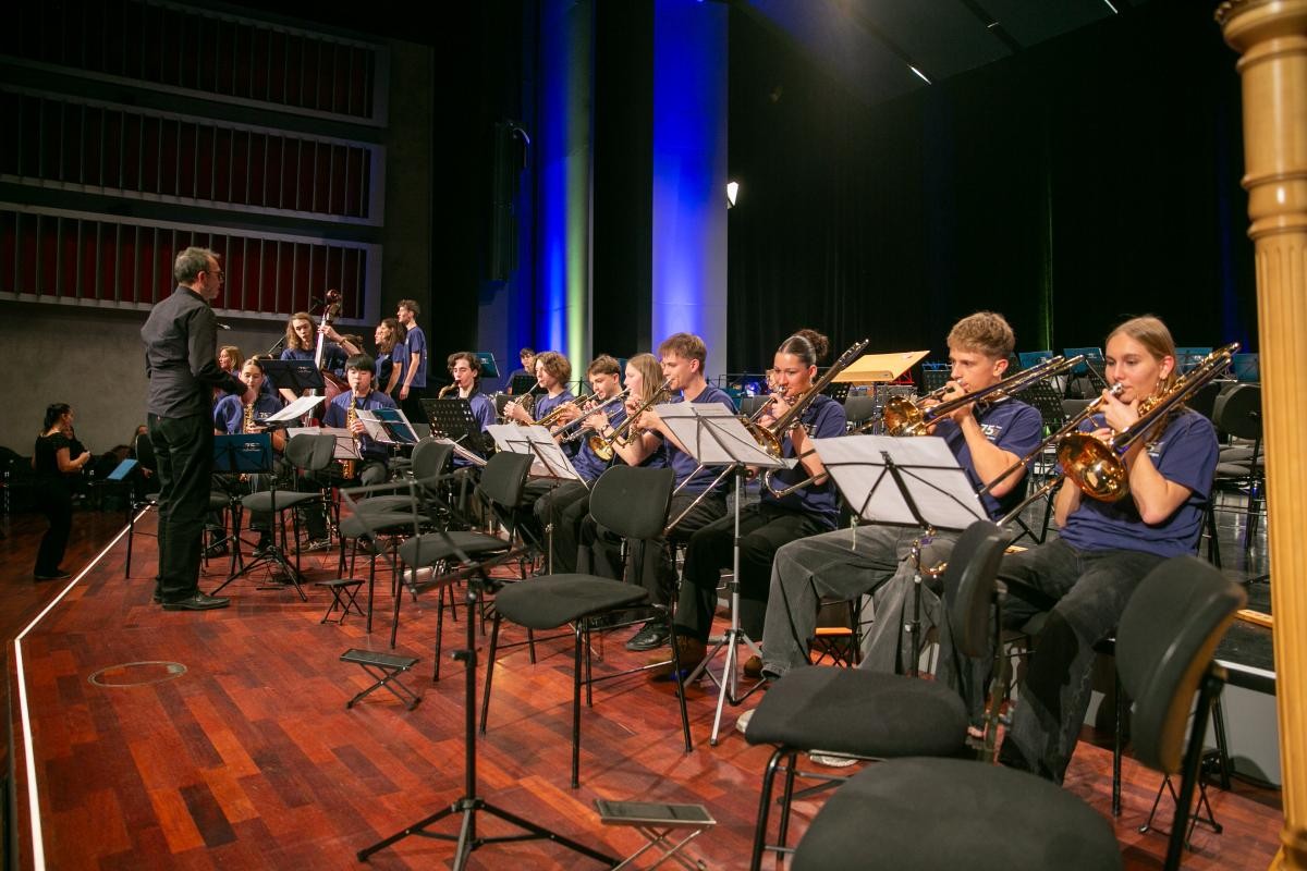 Eine Big Band musiziert