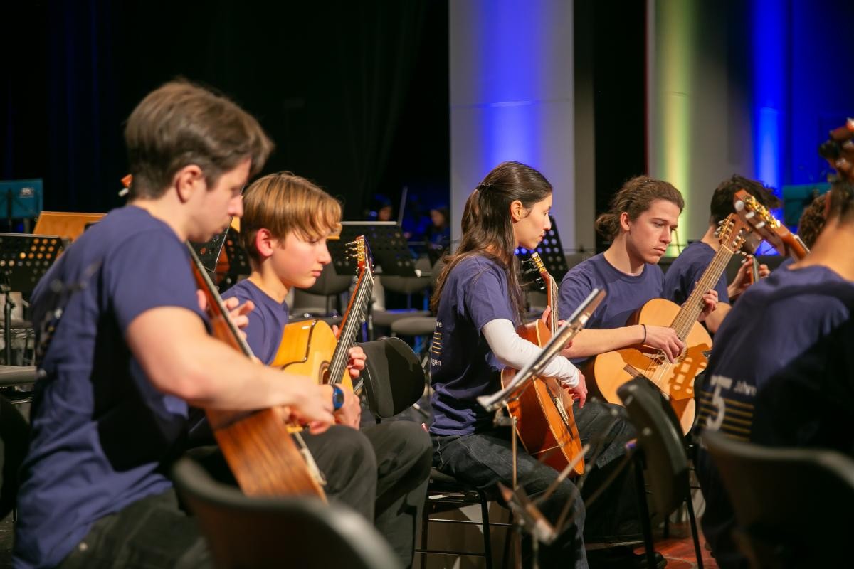 Ein Gitarrenensemble musiziert