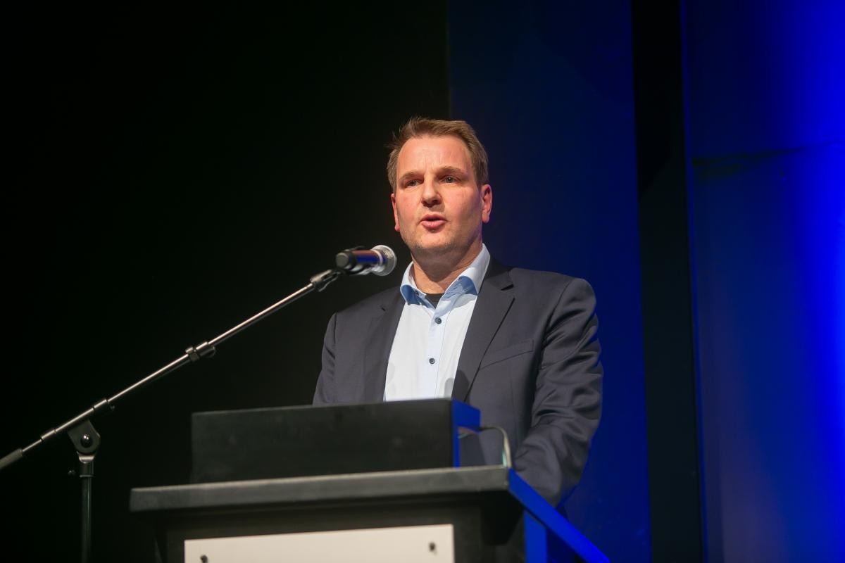 Der Vorsitzende des Landesverbands der Musikschulen BW Ingo Sadewasser am Rednerpult