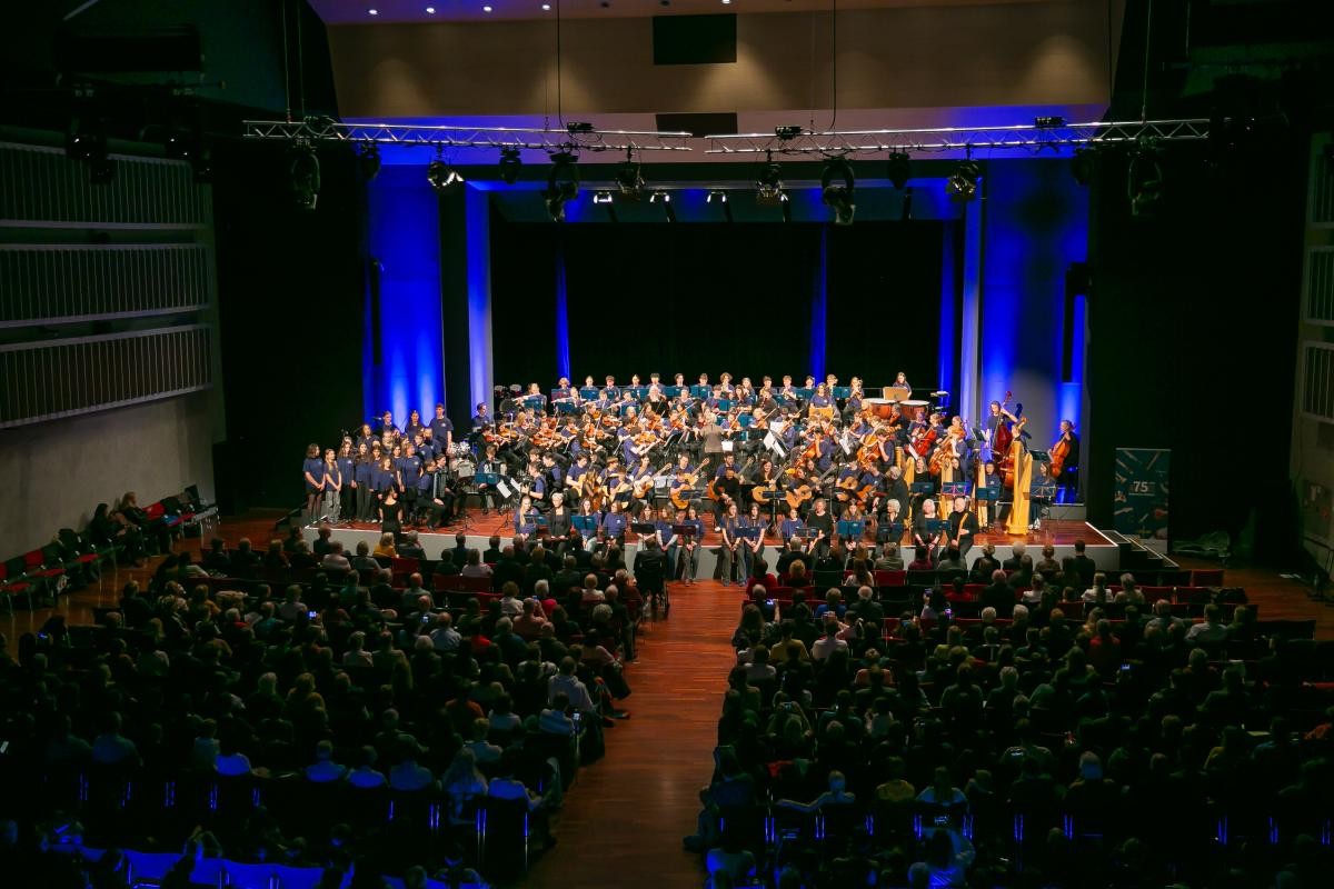 Voll besetzte Bühne, voll besetzter Saal