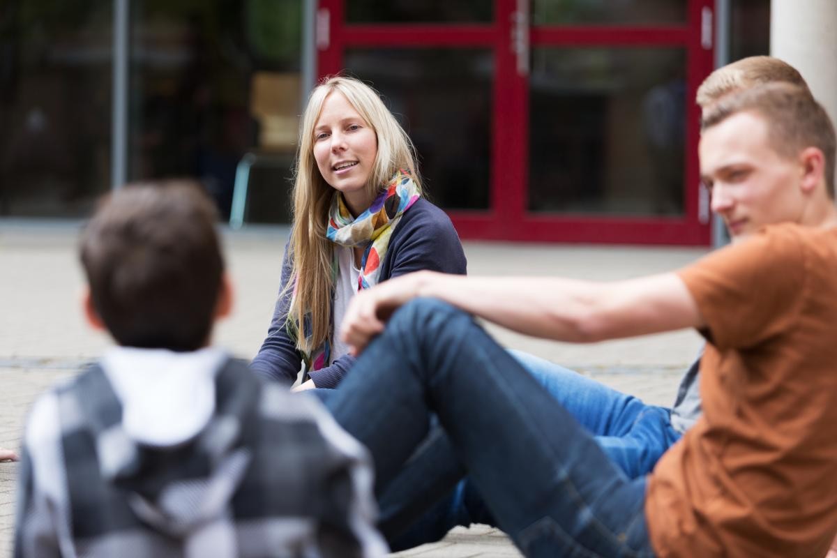 Streetwork Sozialarbeiterin mit Jugendlichen