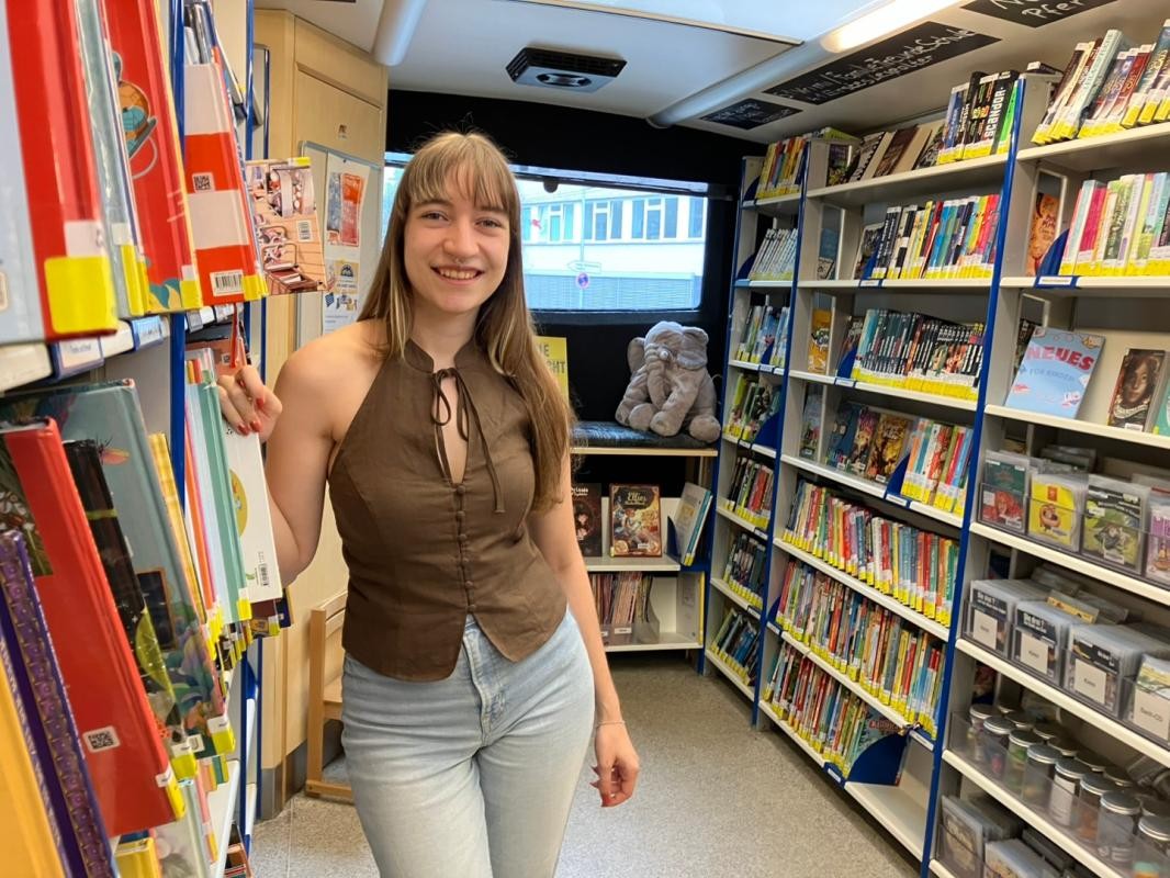 Natalia Garoz Reina im Bücherbus