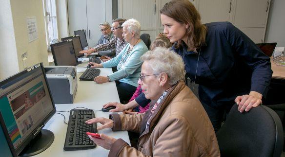 Blick in den Bürger-PC Raum: Ältere Menschen am PC