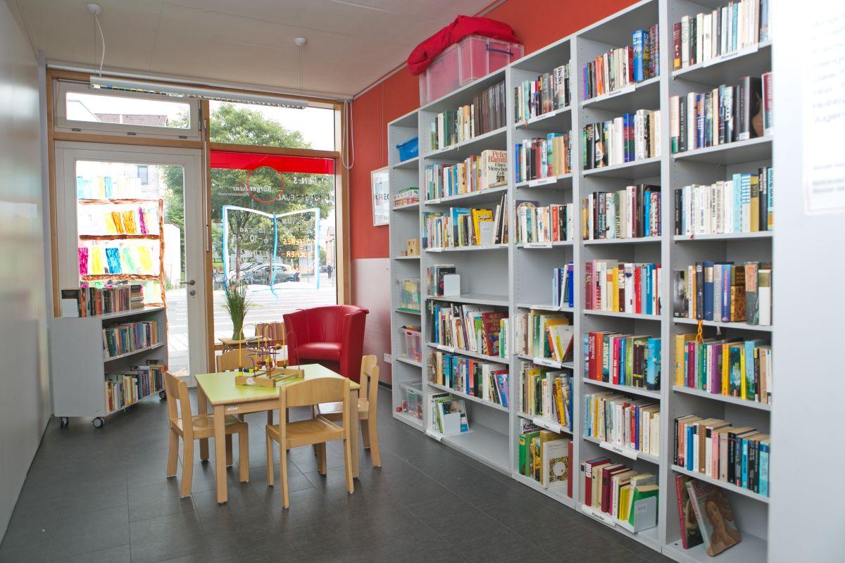 Blick in die Bücherecke: Bücherregale und Sitzmöglichkeiten