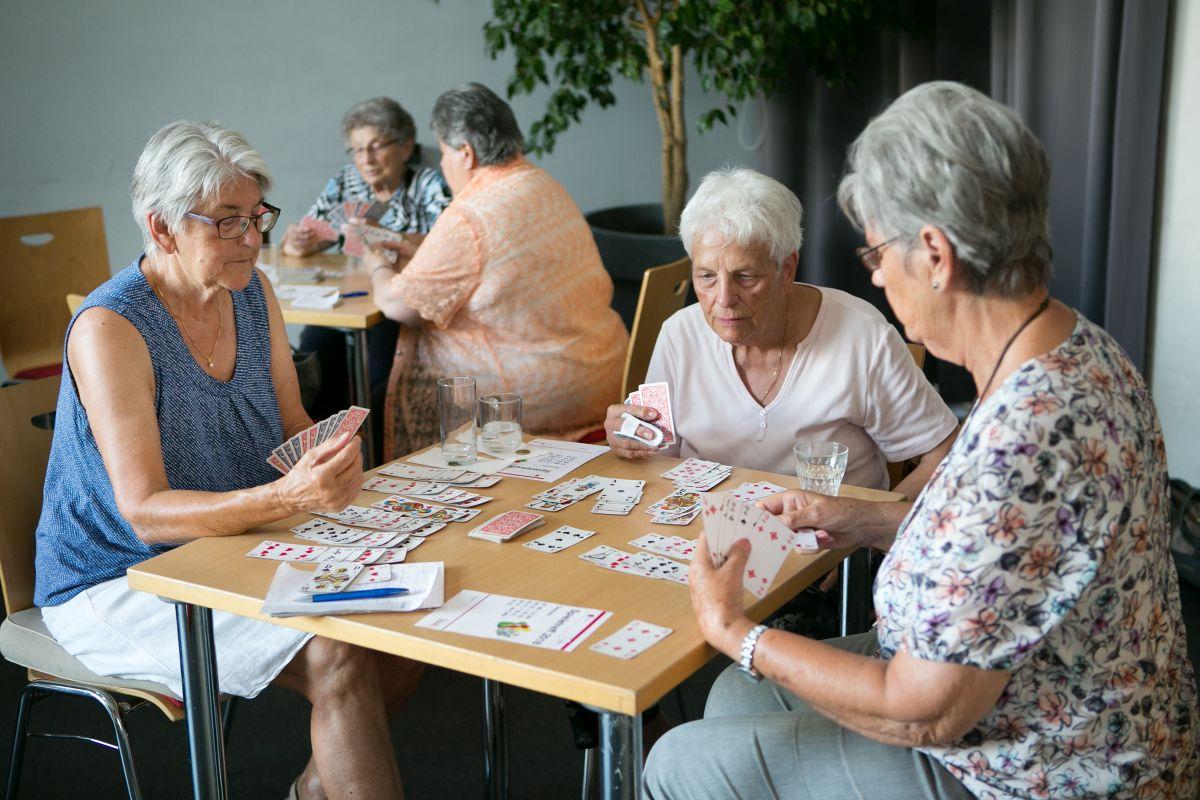 Ältere Damen beim Kartenspiel.