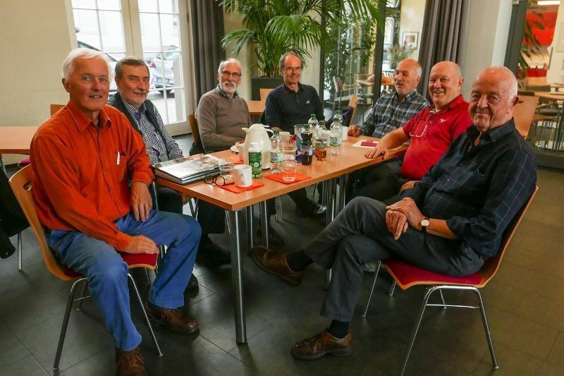 Die Herren des Gesprächskreises am Tisch.