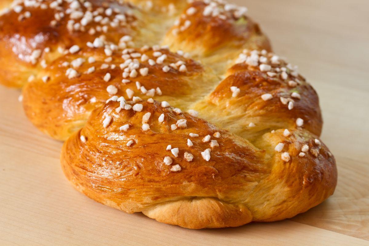 Hefezopf mit Hagelzucker