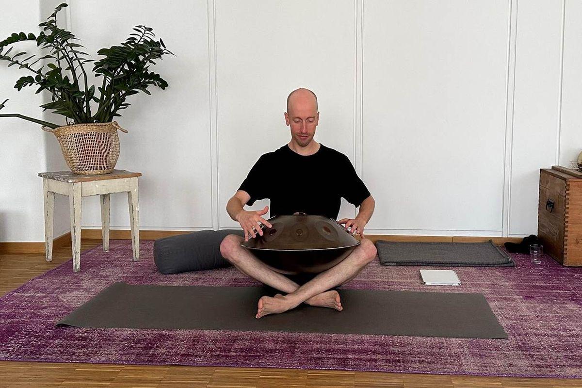 Ein Mann spielt auf einer Handpan
