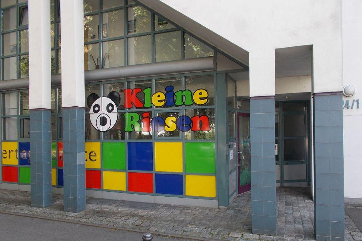 Hauseingang der Kindertagesstätte Little Giants in der Plochinger Straße