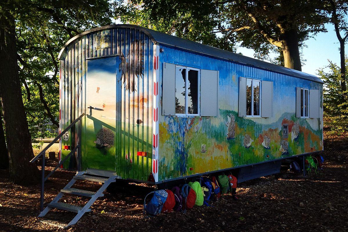 Bemalter Bauwagen des städtischen Waldkindergartens