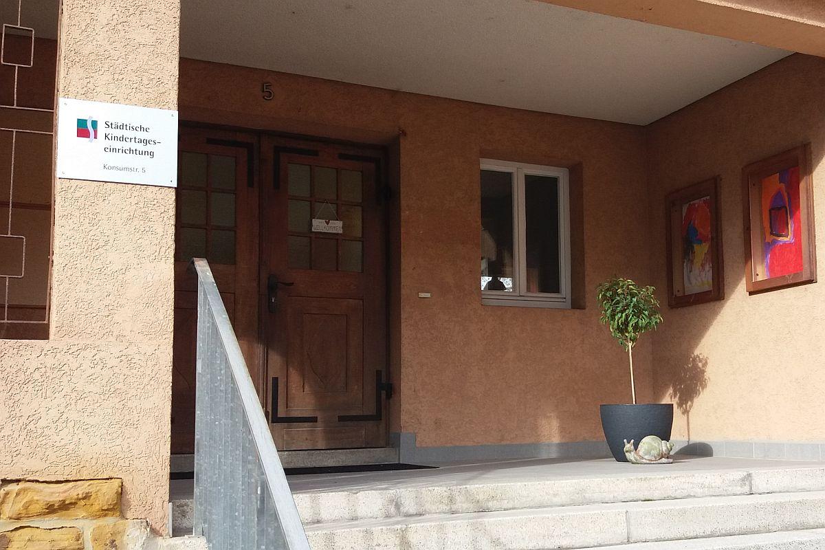 Die Treppe mit Eingangstüre zur städtischen Kita Konsumstraße