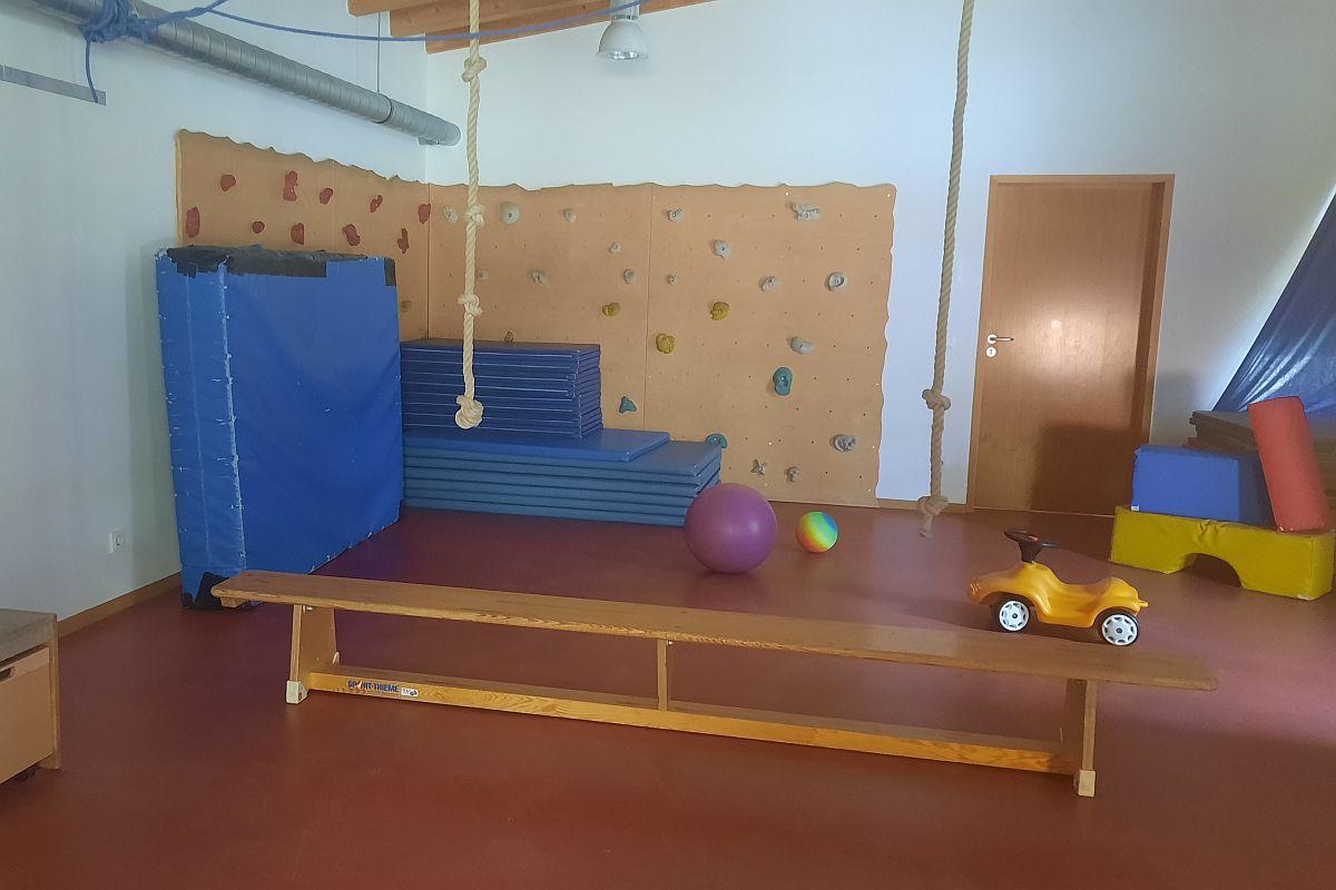 Der Bewegungsraum mit Kletterwand, Turnmatten, Turnbank und Softbausteinen in der städtischen Kita Michael-Stifel-Platz