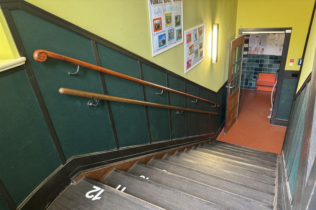 Das Treppenhaus in der städtischen Kita Merkelstraße