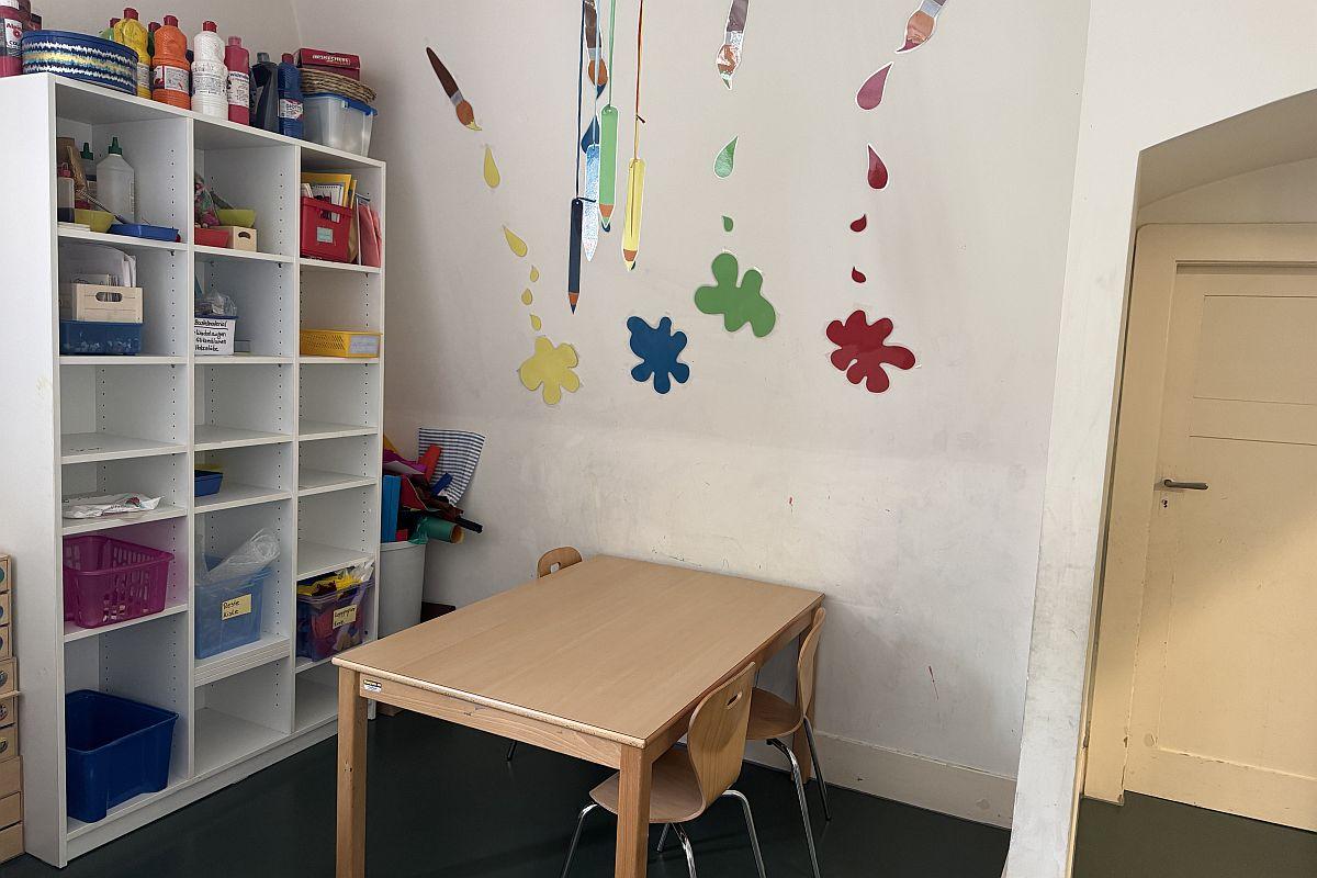 Das Atelier mit Tisch und Stühlen in der städtischen Kita Merkelstraße