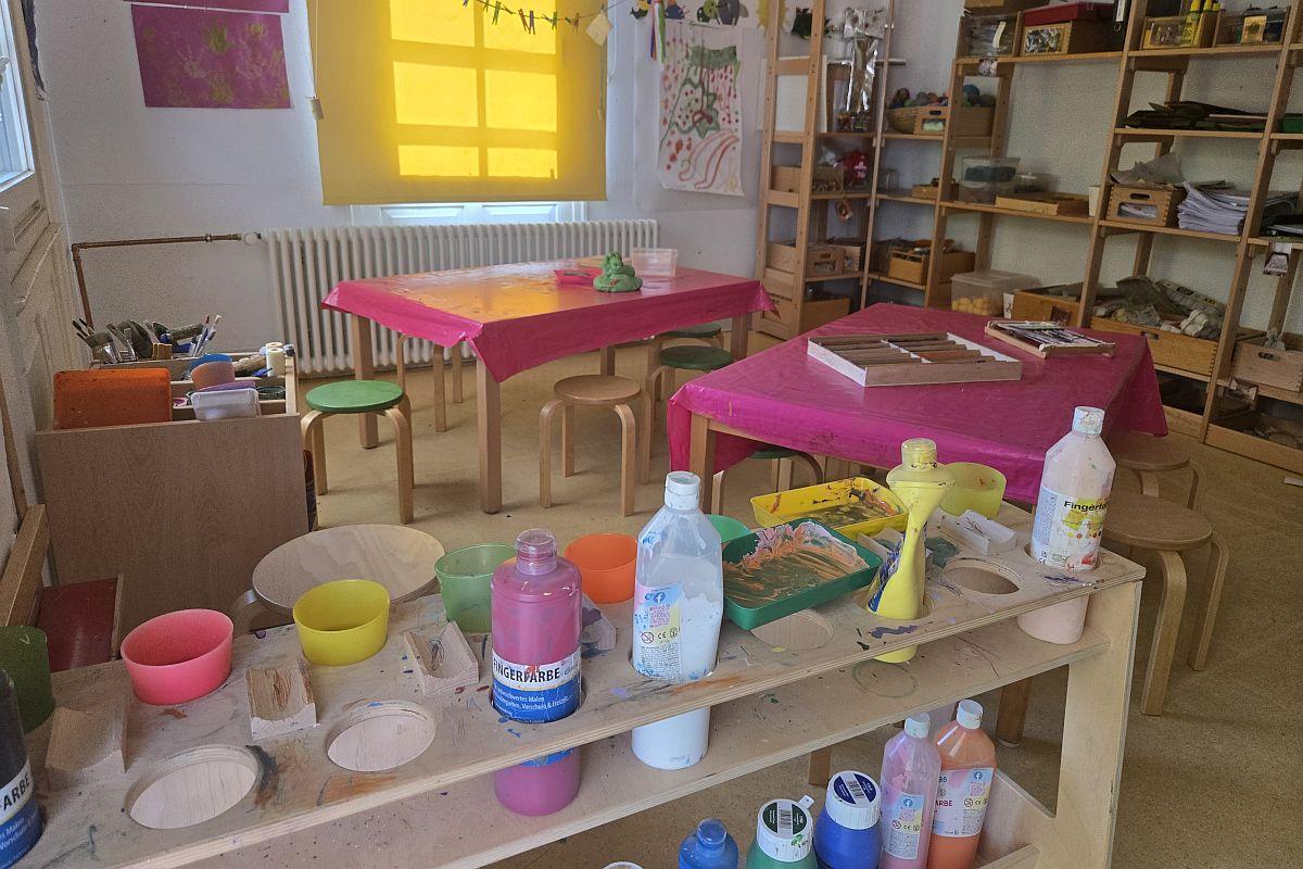 Die Tische, die Stühle, die Regale mit Farben und Bastelmaterial im Atelier der städtischen Kita Entengrabenstraße