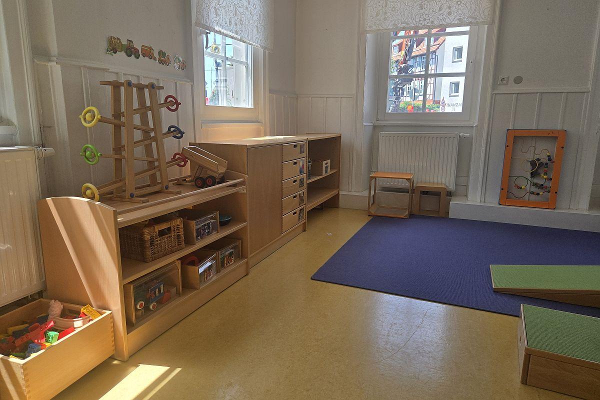 Das Podest, die schiefe Ebene, die Regale mit Baumaterialien im Bauzimmer der städtischen Kita Entengrabenstraße