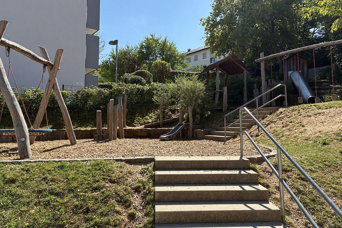 Der Garten mit Spielgeräten in der städtischen Kita Goerdelerweg