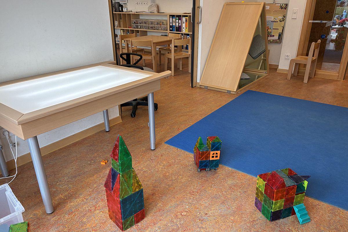 Der Leuchttisch im Gruppenraum der städtischen Kita Goerdelerweg