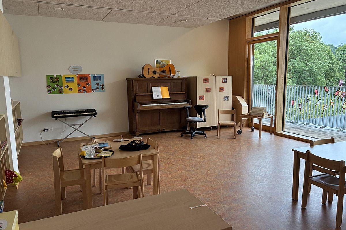 Das Klavier, das Keyboard, Gitarren und andere Instrumente im Musikzimmer der städtischen Kita Goerdelerweg