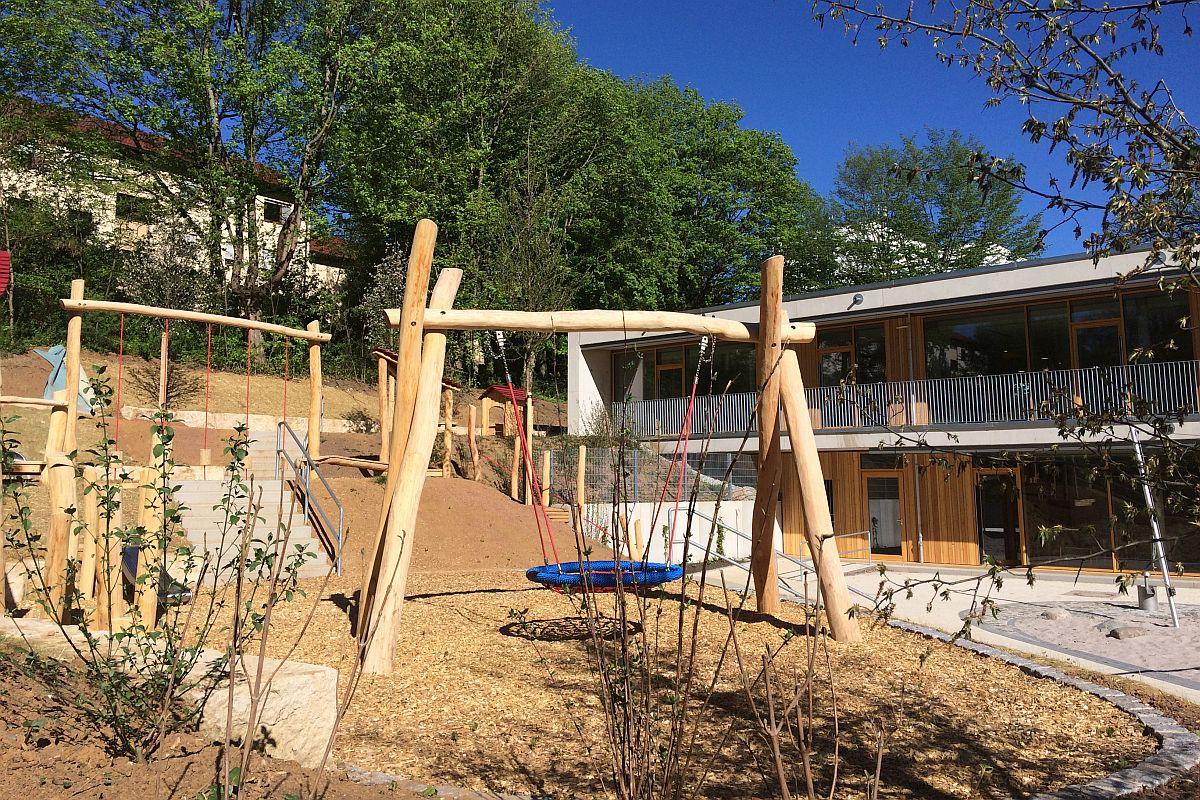 Das Gebäude und der Garten mit Nestschaukel in der städtischen Kita Goerdelerweg