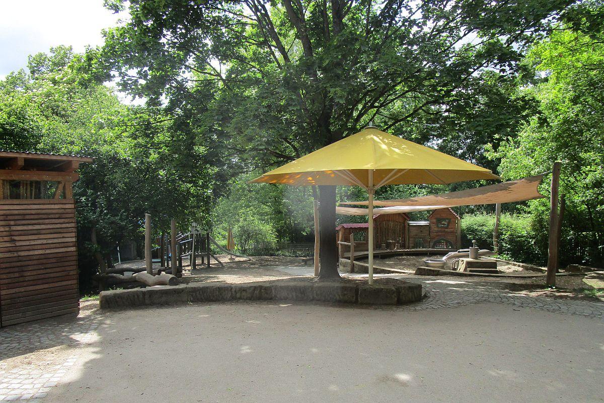 Der Sandkasten, das Spielhaus und andere Spielgeräte im Garten der städtischen Kita Rolf-Nesch-Weg