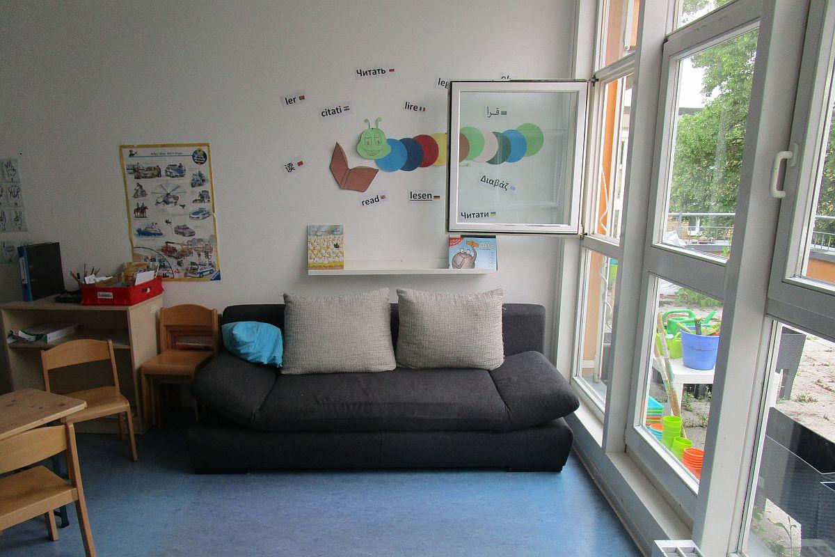 Die Leseecke mit Sofa in der städtischen Kita Rolf-Nesch-Weg