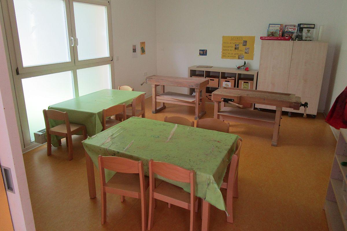 Der Werkraum mit Werkbänken, Tischen, Regalen und einem Schrank in der städtischen Kita Rolf-Nesch-Weg