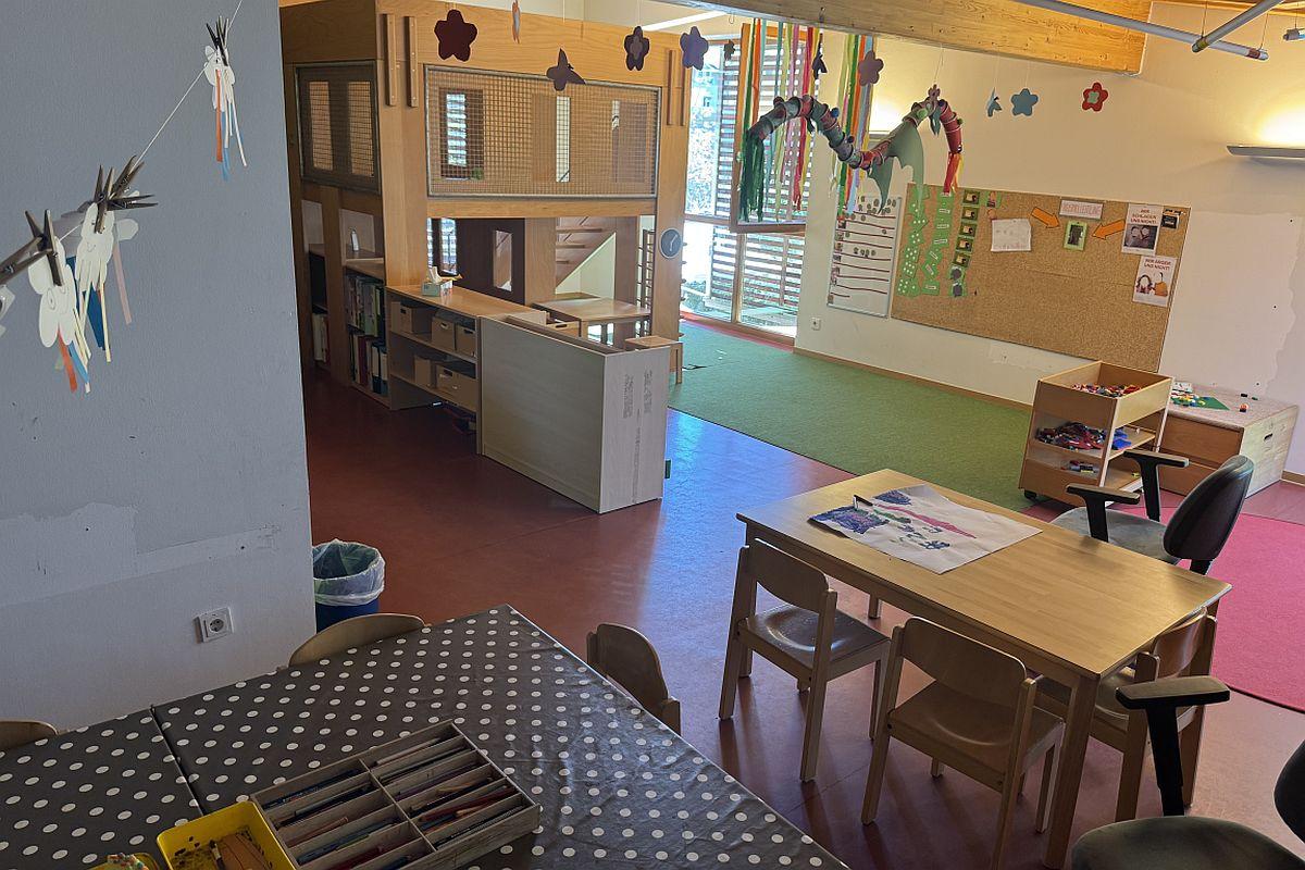 Der Gruppenraum mit Tischen und Stühlen in der städtischen Kita Michael-Stifel-Platz
