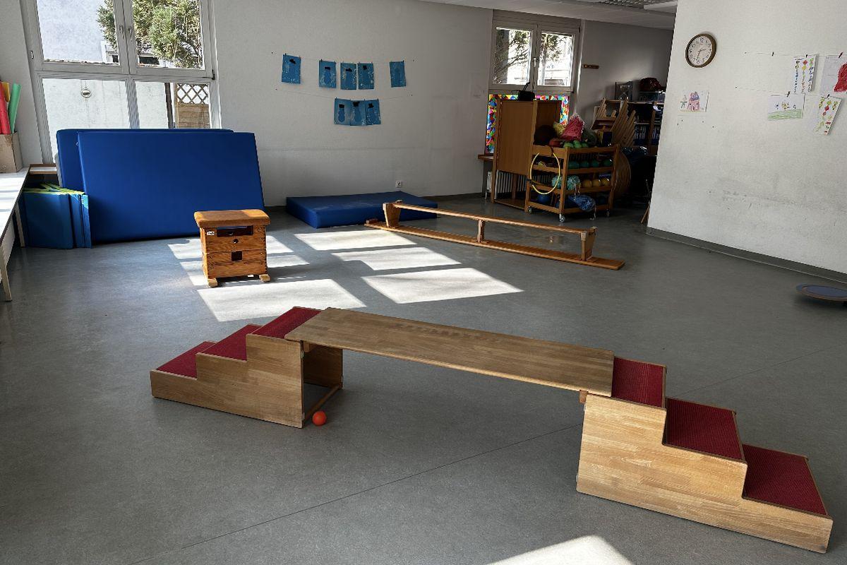 Der Bewegungsbereich mit Matten und kleinem Kasten in der städtischen Kita Plochinger Straße