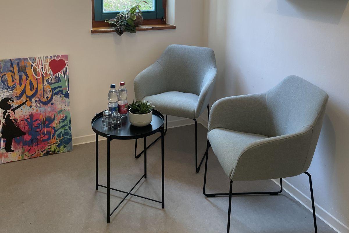 Die Elternecke mit zwei Stühlen und einem Tisch in der städtischen Kita Diakonissenweg