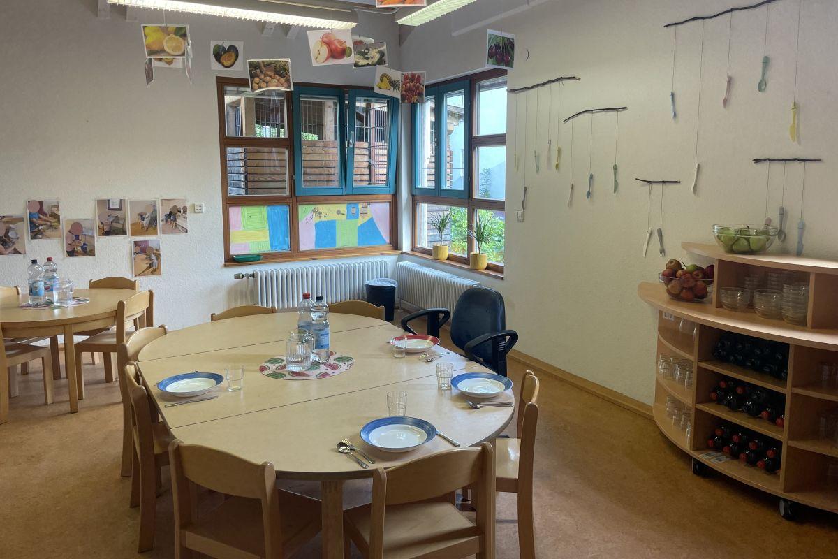 Das Bistro mit gedeckten Tischen in der städtischen Kita Diakonissenweg